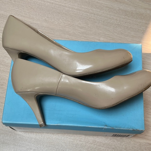 Comfort Plus by Predictions Beige Heels - Picture 4 of 4